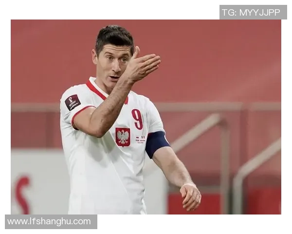 足球明星海报莱万展现无与伦比的技艺与魅力引领球迷热潮 足球明星海报莱万展现无与伦比的技艺与魅力引领球迷热潮